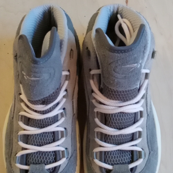 ***SOLD***Reebok Question sneakers/A.I's..wolf grey - Picture 3 of 8